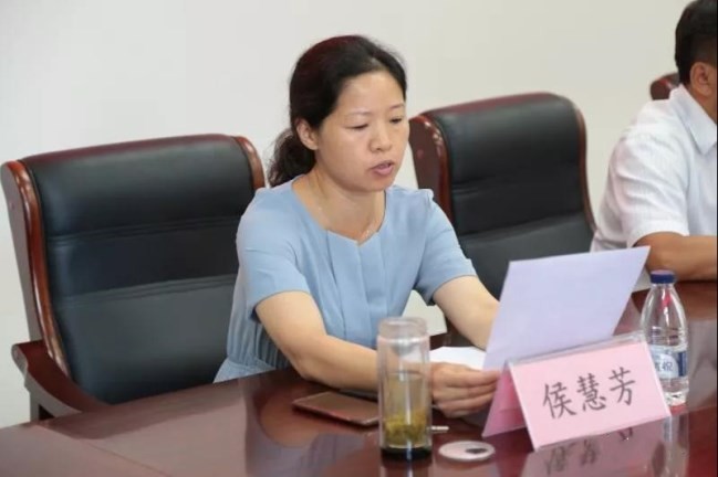 侯慧芳在会上宣读了市委有关文件精神.