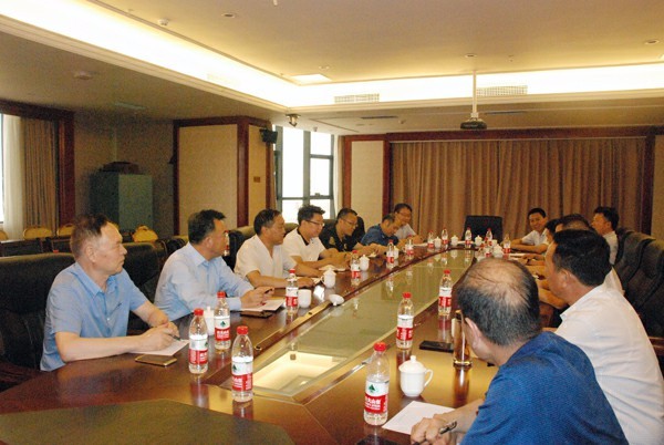 每年卖出10万只鸡仔,农村大哥自学孵化技术,娶漂亮贤惠妻子