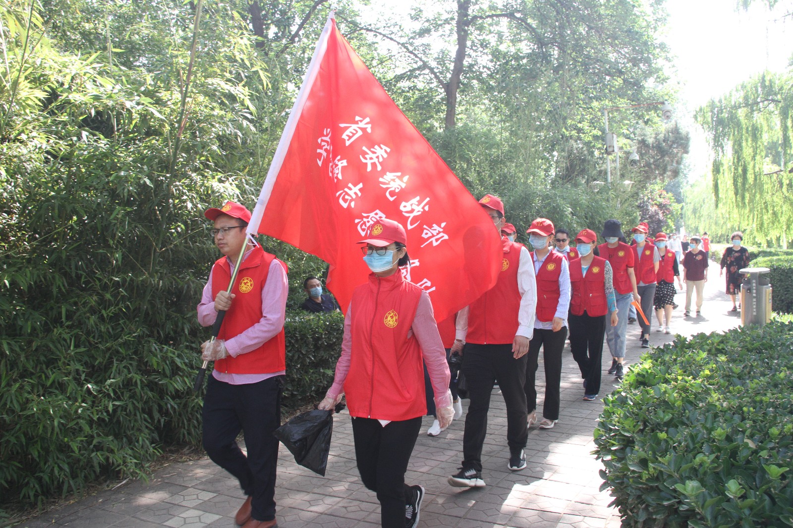 省委统战部开展文明旅游健步走志愿服务活动