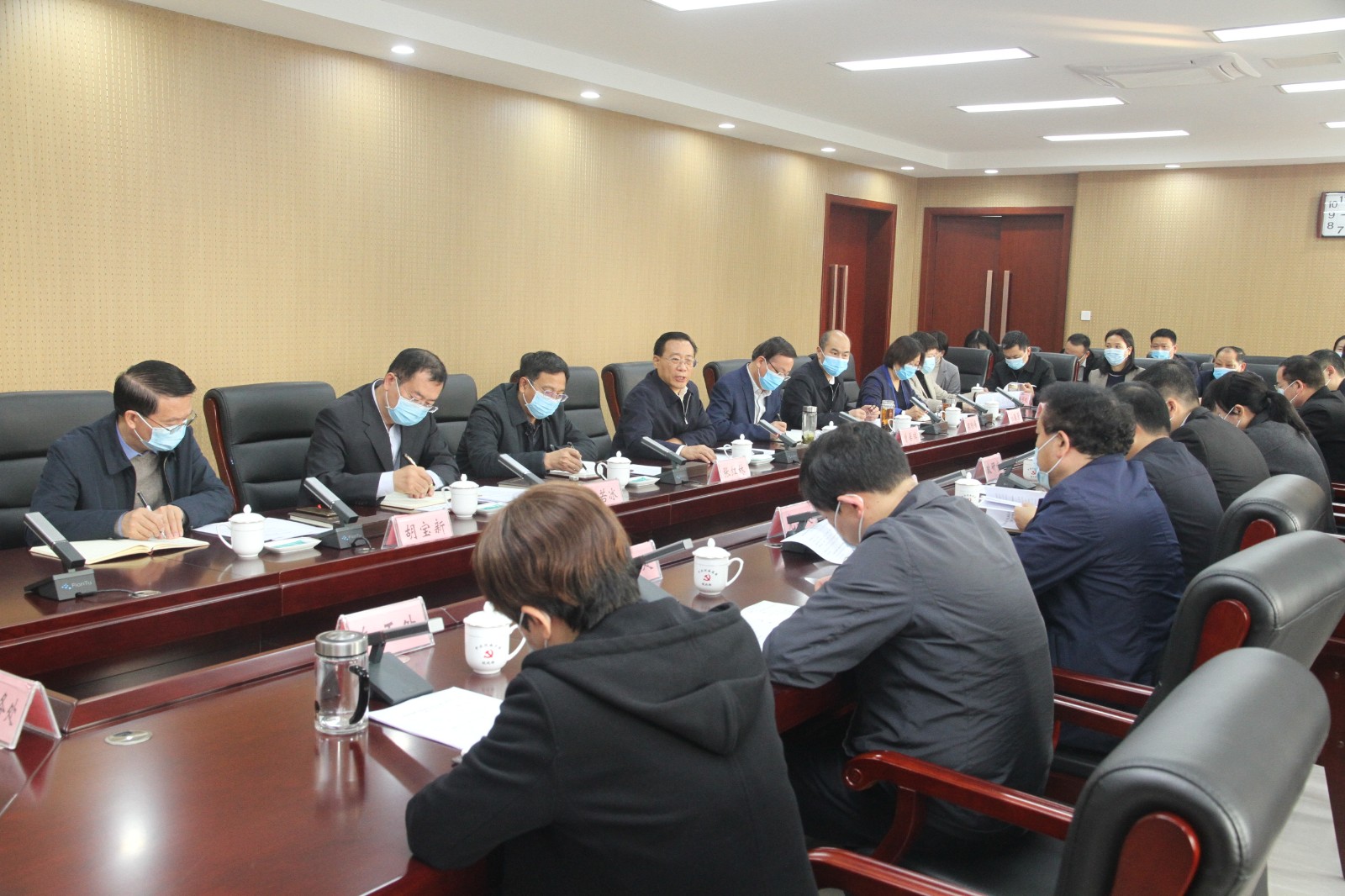 河南省委统战部召开会议 传达学习党的十九届六中全会精神